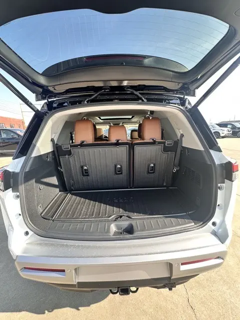 2025 Nissan Pathfinder Platinum photo 8