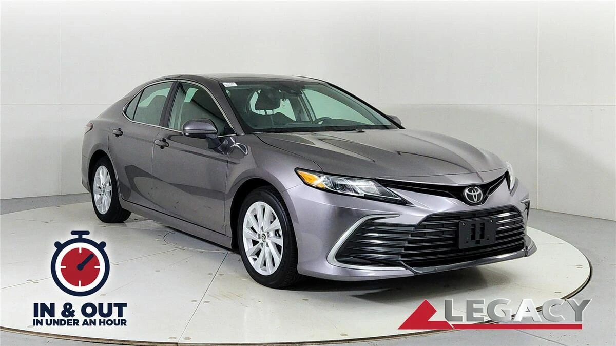 2024 Toyota Camry LE's photo