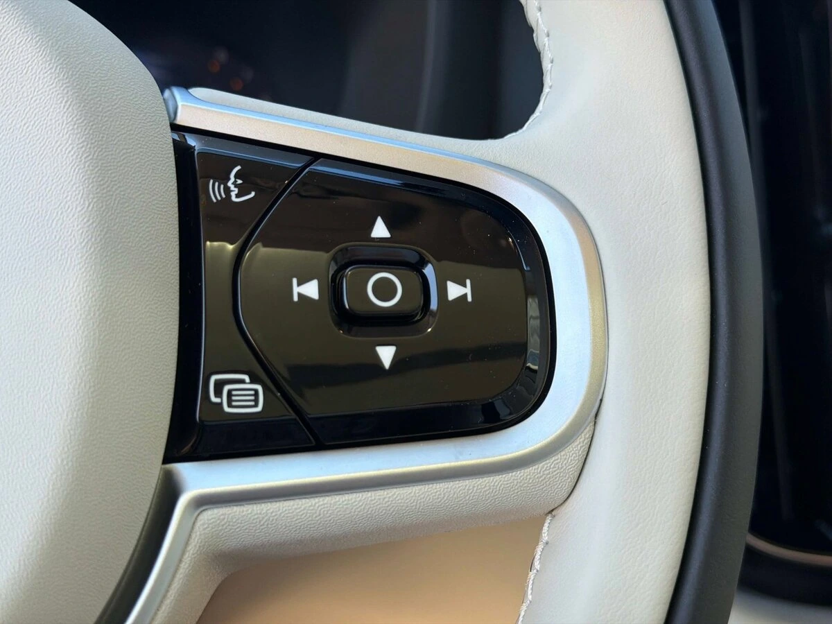 2026 Volvo - image 29