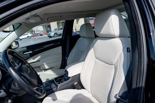 2021 Chrysler 300 Touring L photo 7