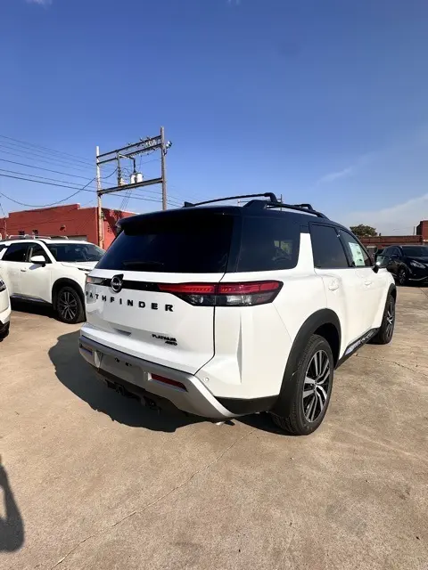 2025 Nissan Pathfinder Platinum photo 5