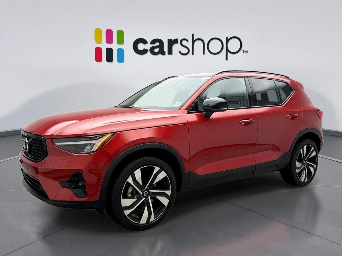 2024 Volvo XC40 B5 Plus Dark AWD's photo