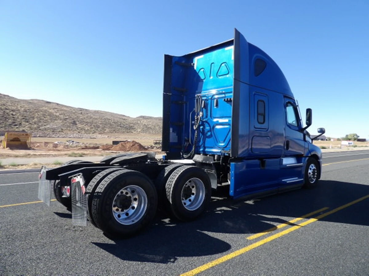 2022 Freightliner Cascadia — photo 7