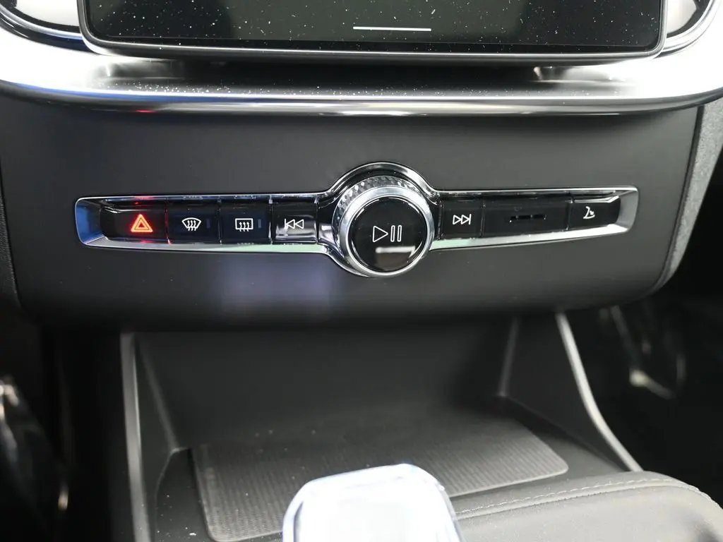 2026 Volvo - image 15