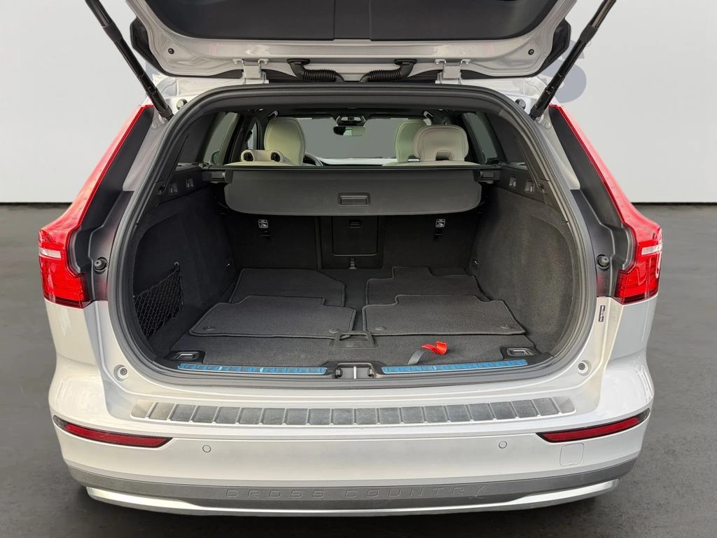 2025 Volvo - image 11