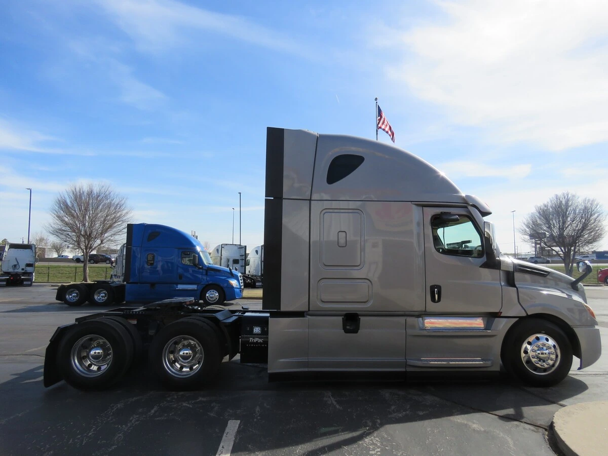 2023 Freightliner Cascadia - image 9