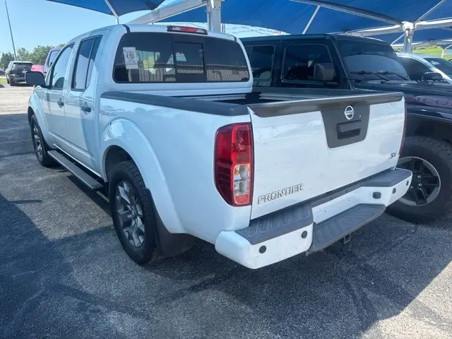 2020 Nissan Frontier SV Crew Cab photo 2