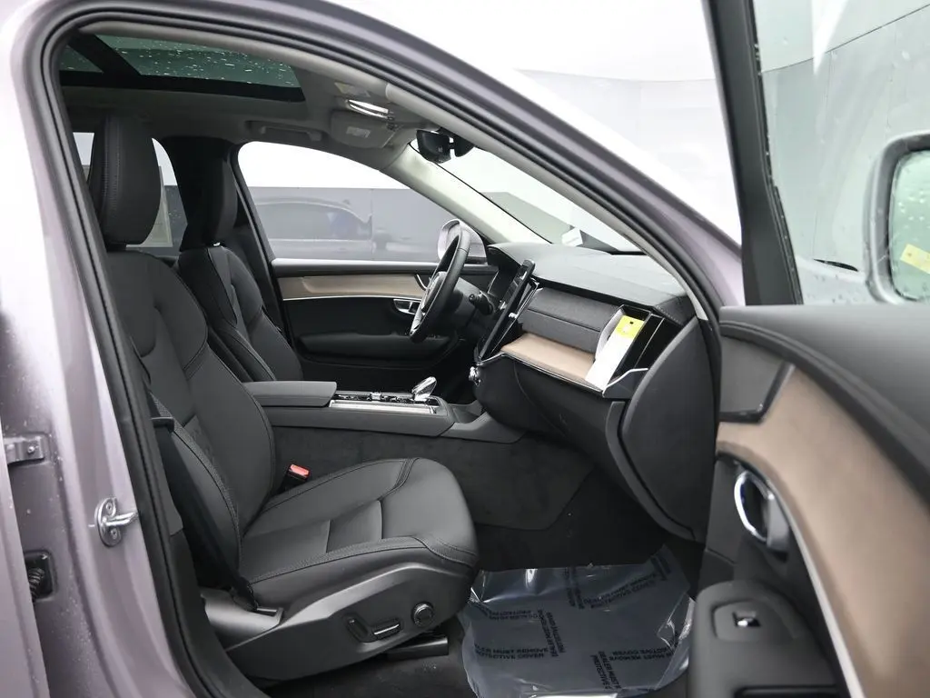 2026 Volvo - image 26