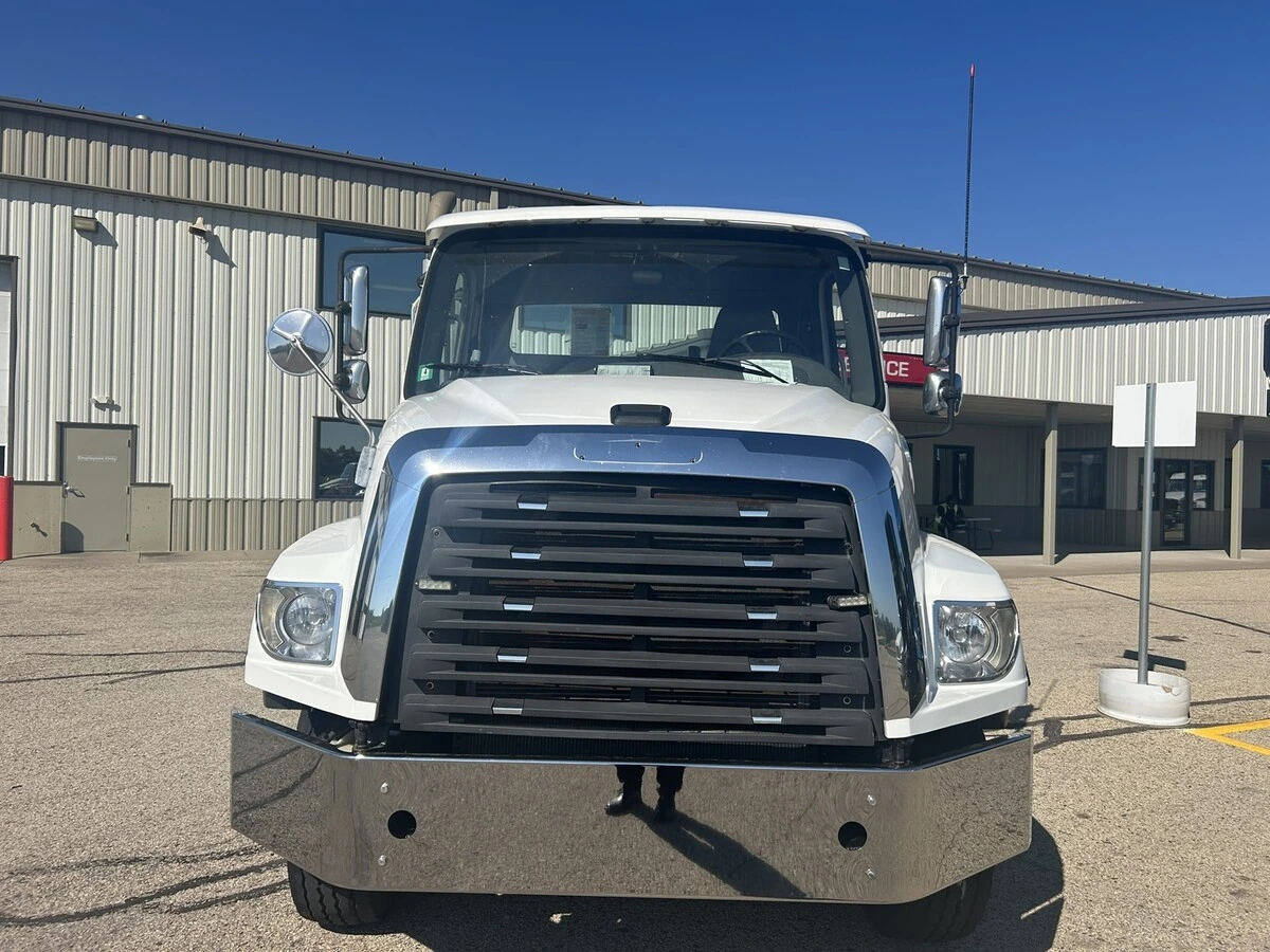 2017 Freightliner 114SD — photo 2