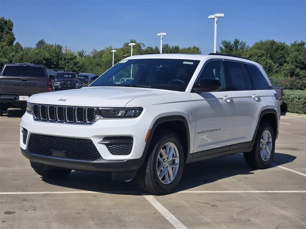 2025 Jeep Grand Cherokee Laredo X photo 2