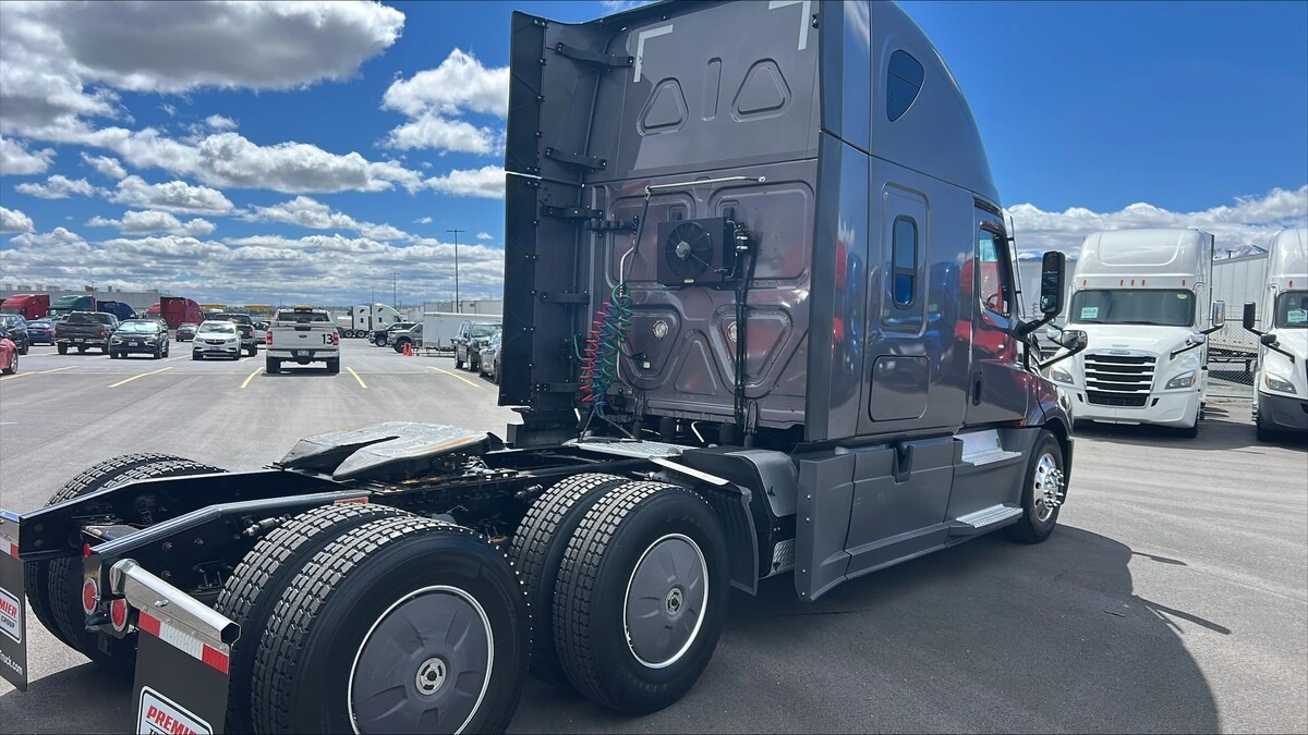 2022 Freightliner Cascadia - image 2