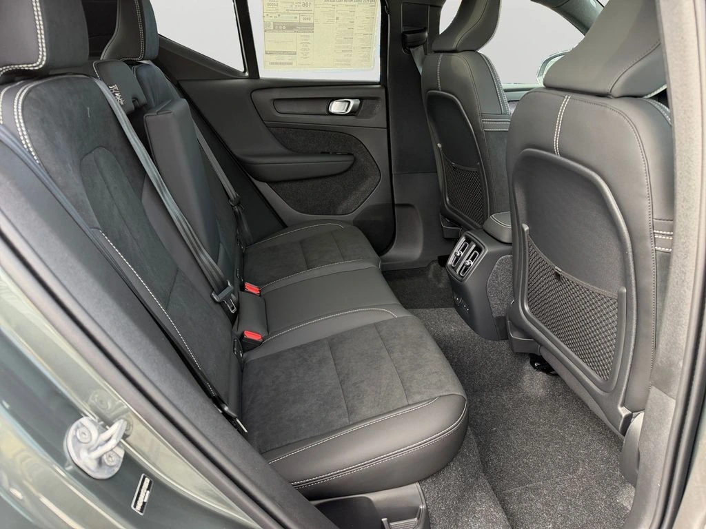 2026 Volvo - image 7