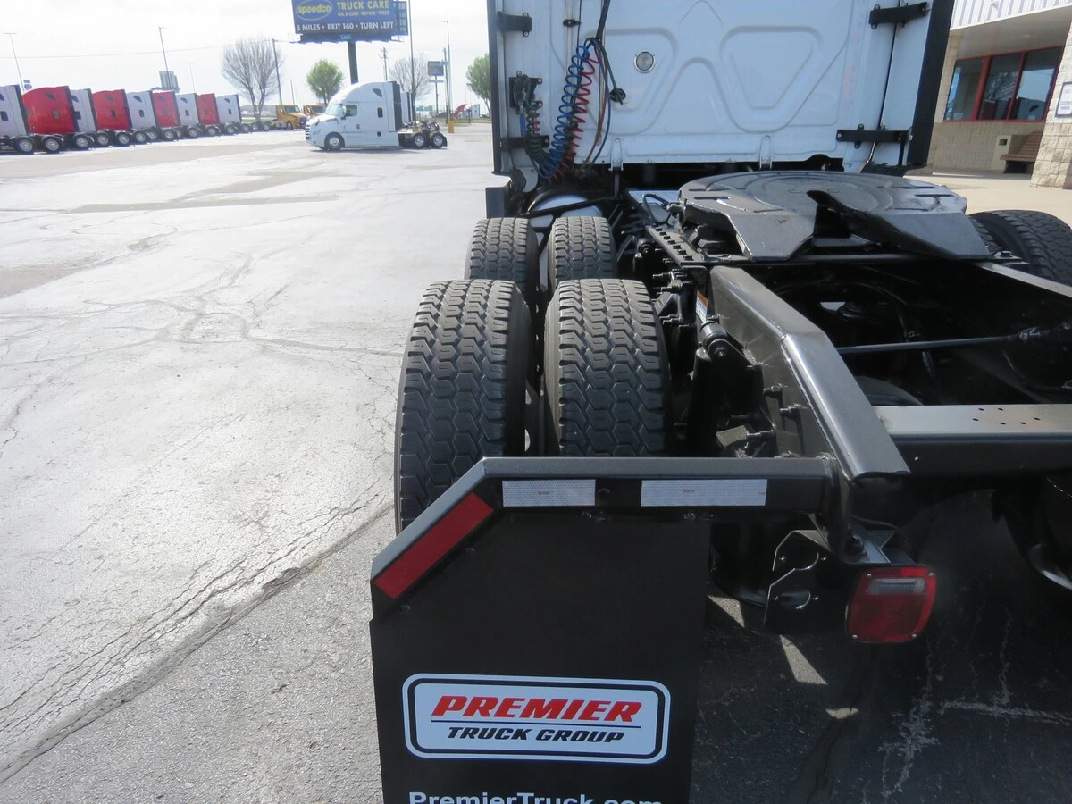 2023 Freightliner Cascadia - image 4