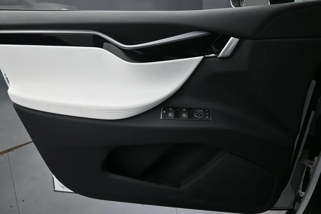 2019 Tesla Model X Long Range photo 31