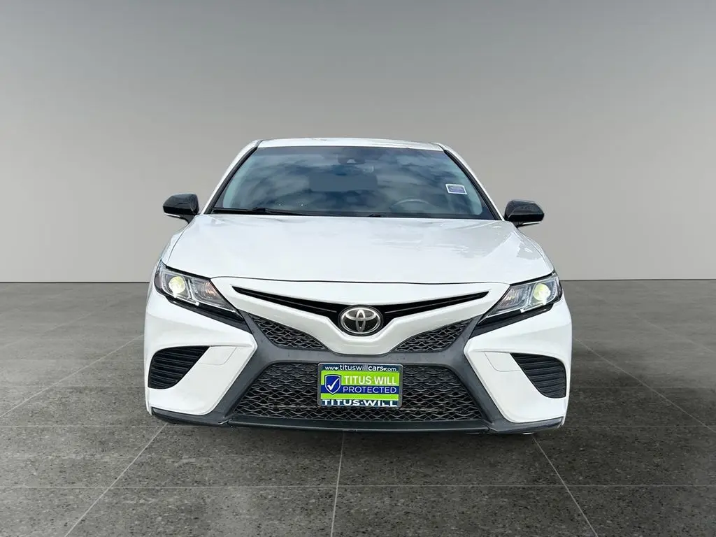 2018 Toyota Camry SE photo 2