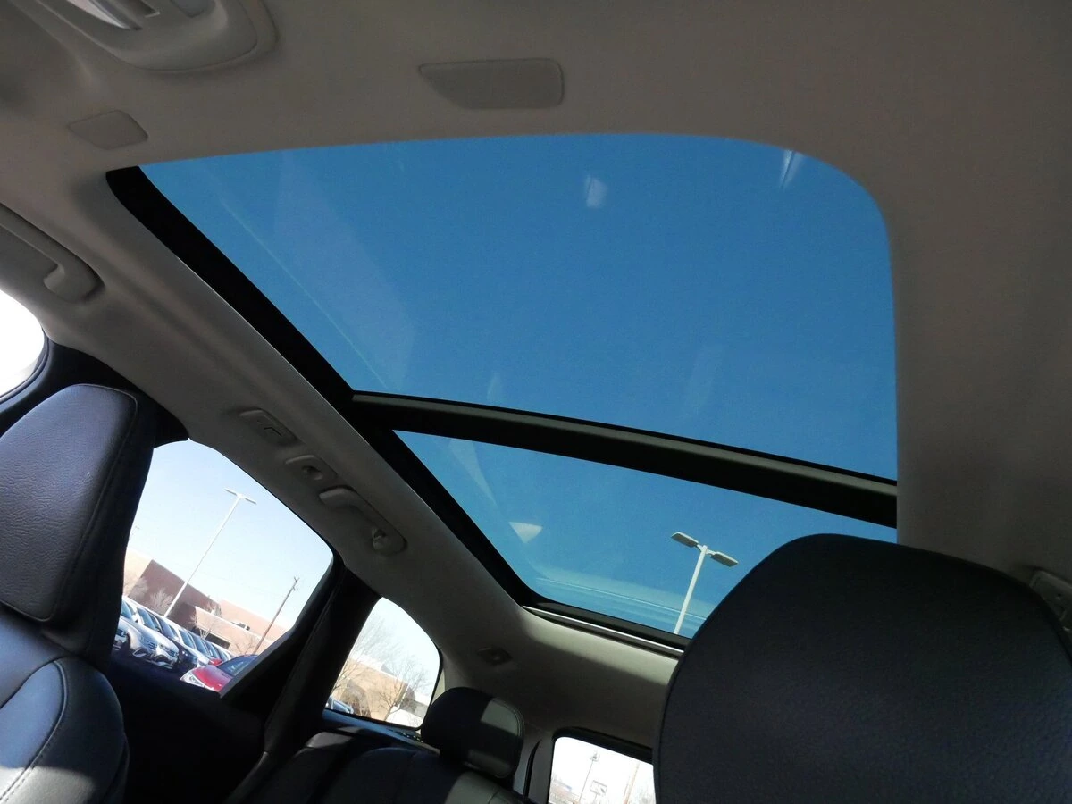 2025 Volvo - image 30