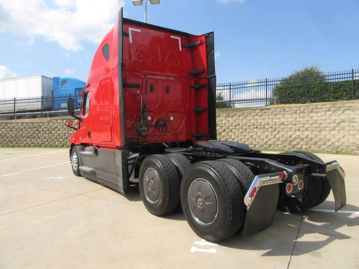 2023 Freightliner Cascadia — photo 3
