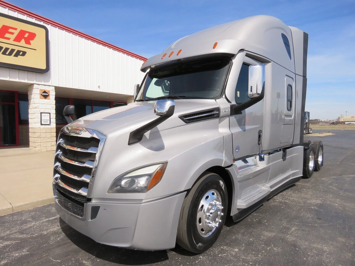 2022 Freightliner Cascadia - image 1