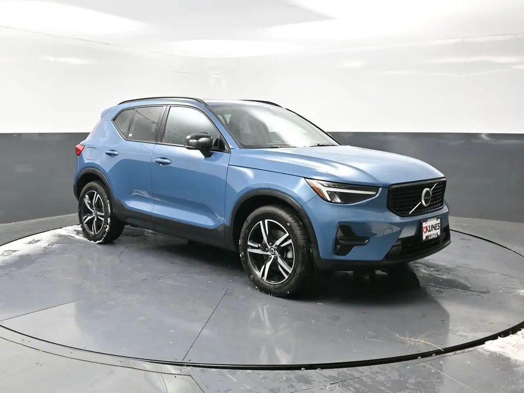 2024 Volvo XC40 Core photo 3
