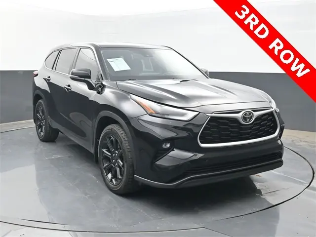 2023 Toyota Highlander LE's photo