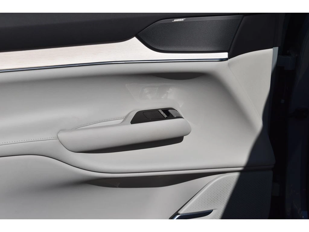 2025 Volvo - image 28