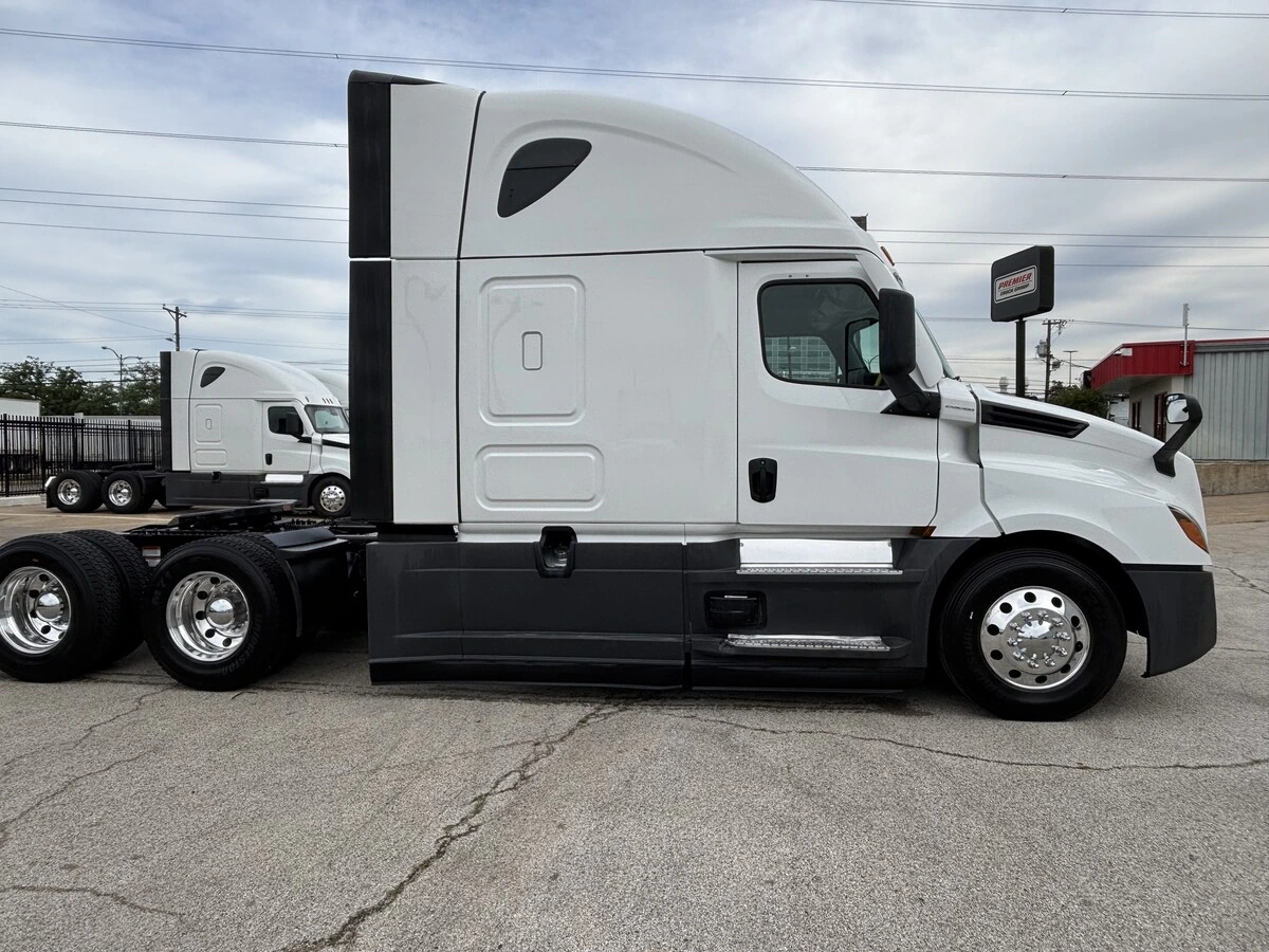 2025 Freightliner Cascadia - image 4