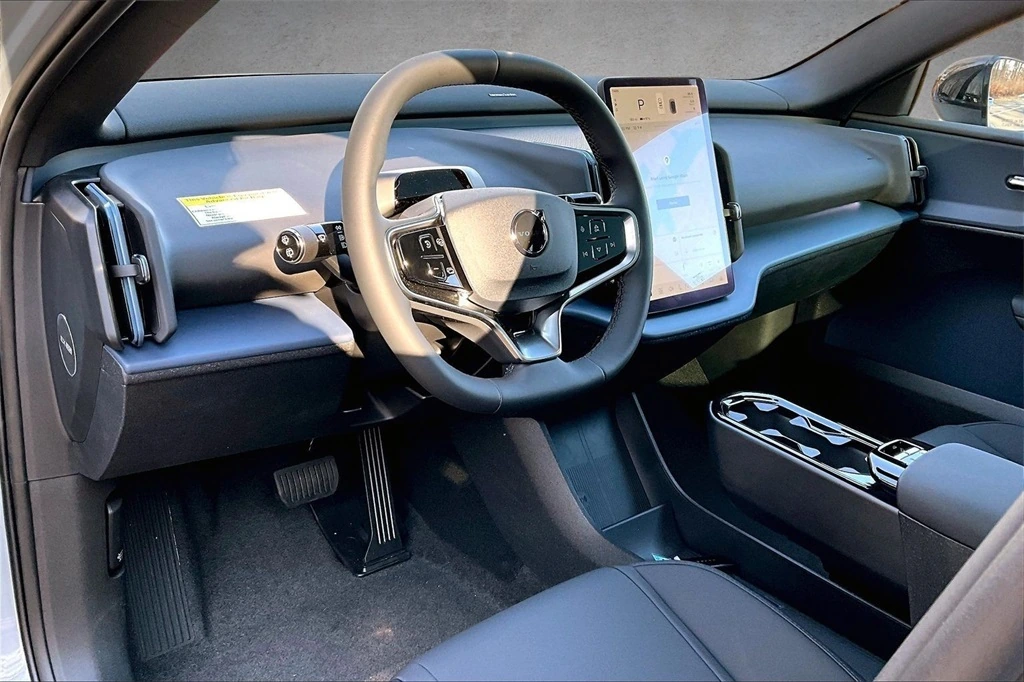 2026 Volvo - image 7