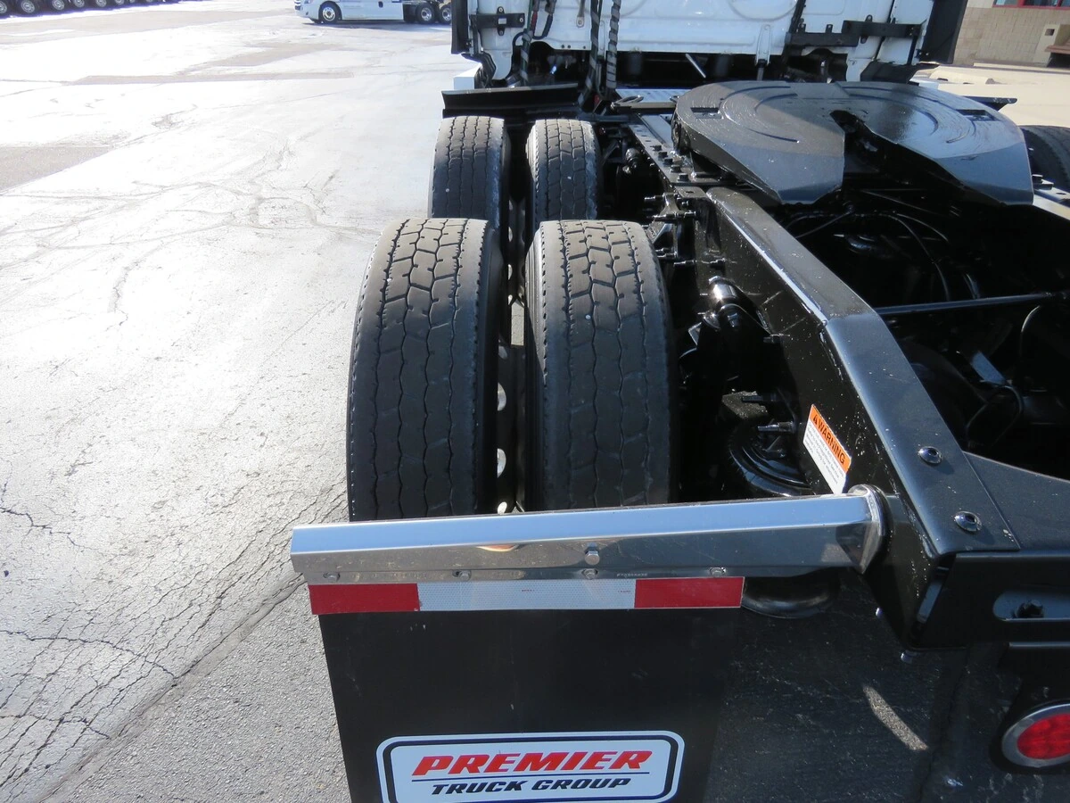 2022 Freightliner Cascadia - image 5