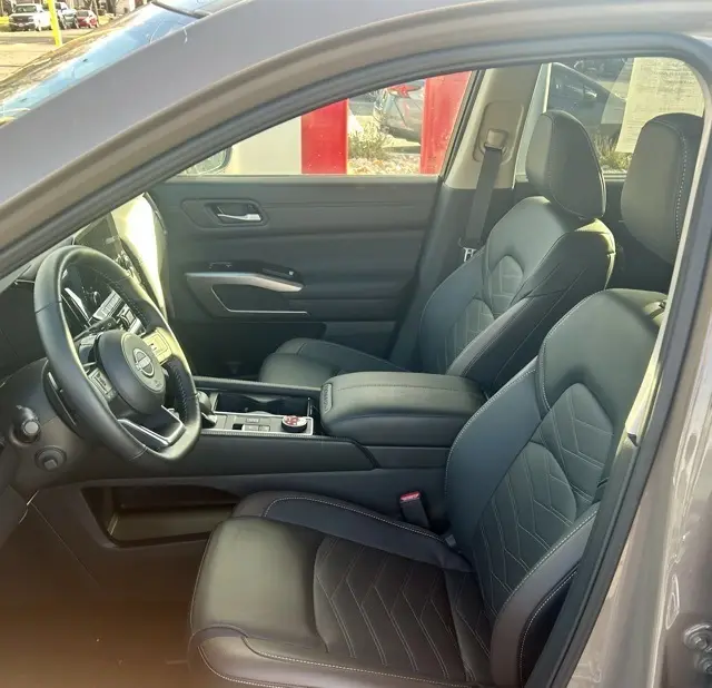 2025 Nissan Pathfinder Platinum photo 4