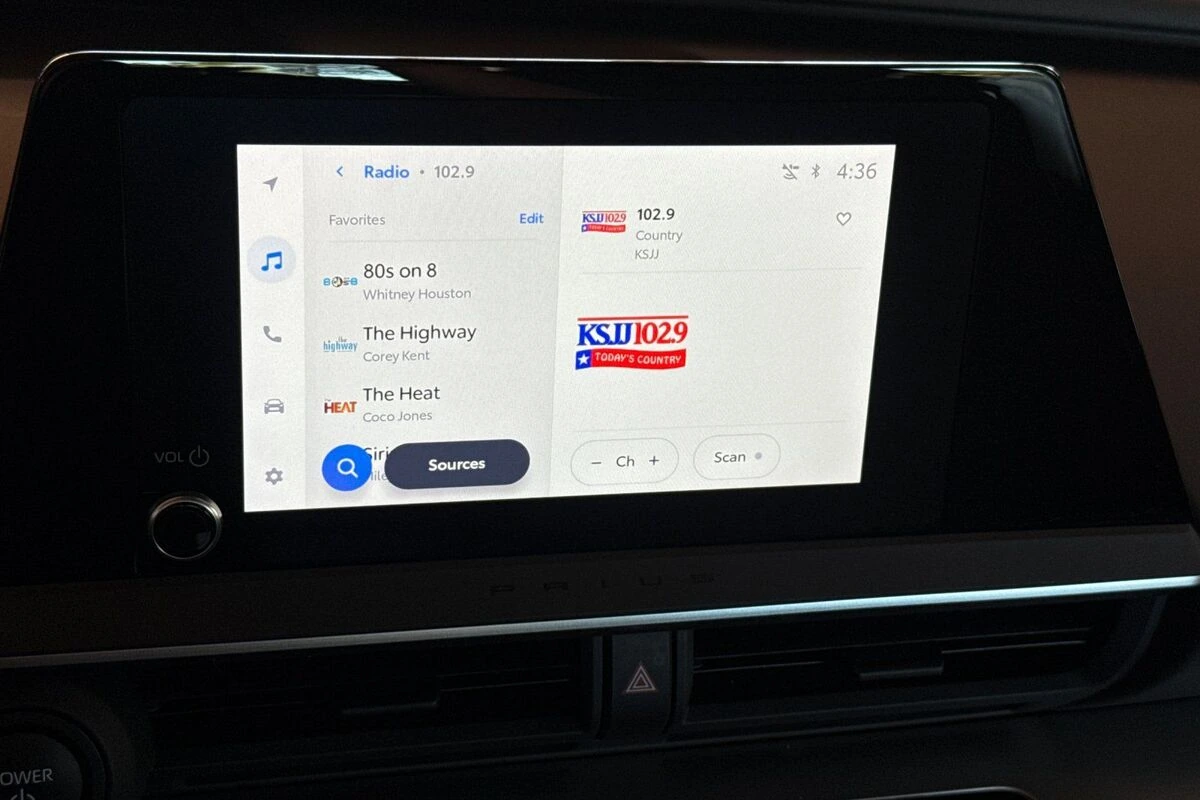 2025 Toyota Prius LE - Photo 18