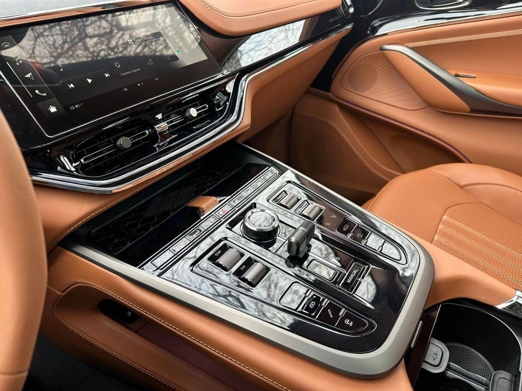 2026 Aston Martin DBX 707 - Photo 23