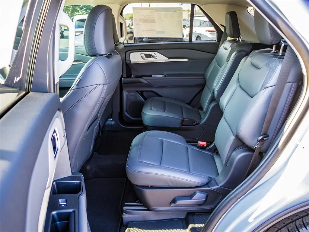 2025 Ford Explorer photo 24