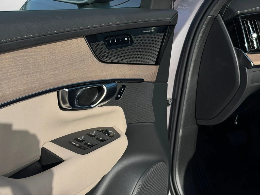 2026 Volvo - image 13