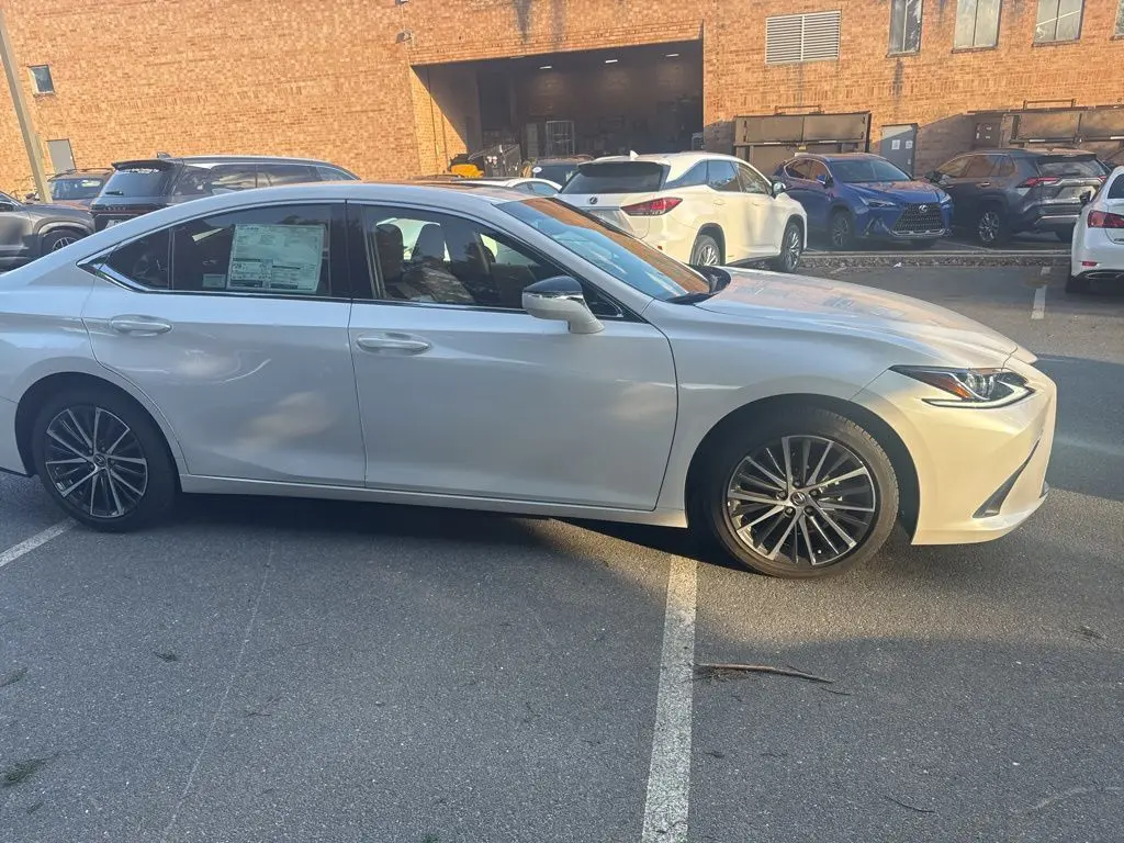 2024 Lexus ES 350 Premium photo 2