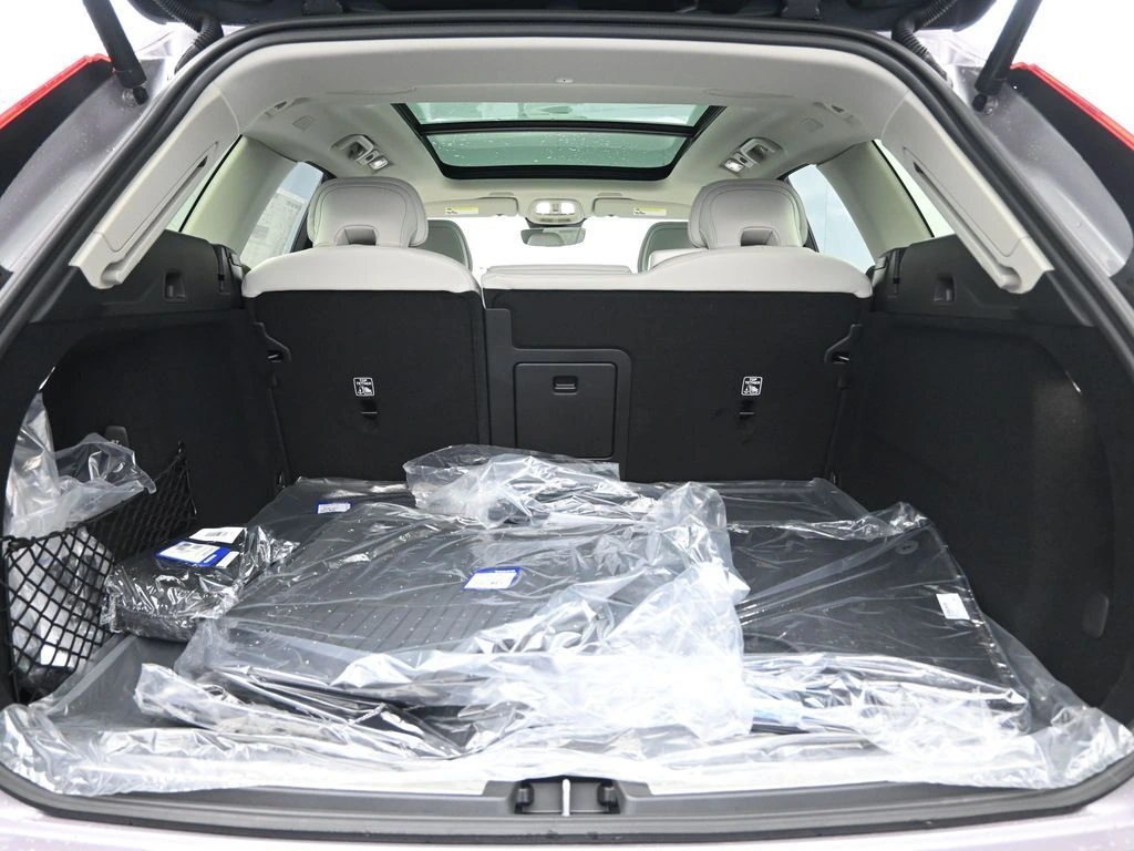2026 Volvo - image 25
