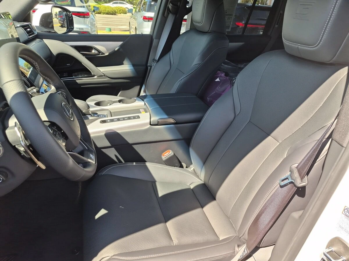 2026 Lexus LX 700h F-Sport - Photo 11