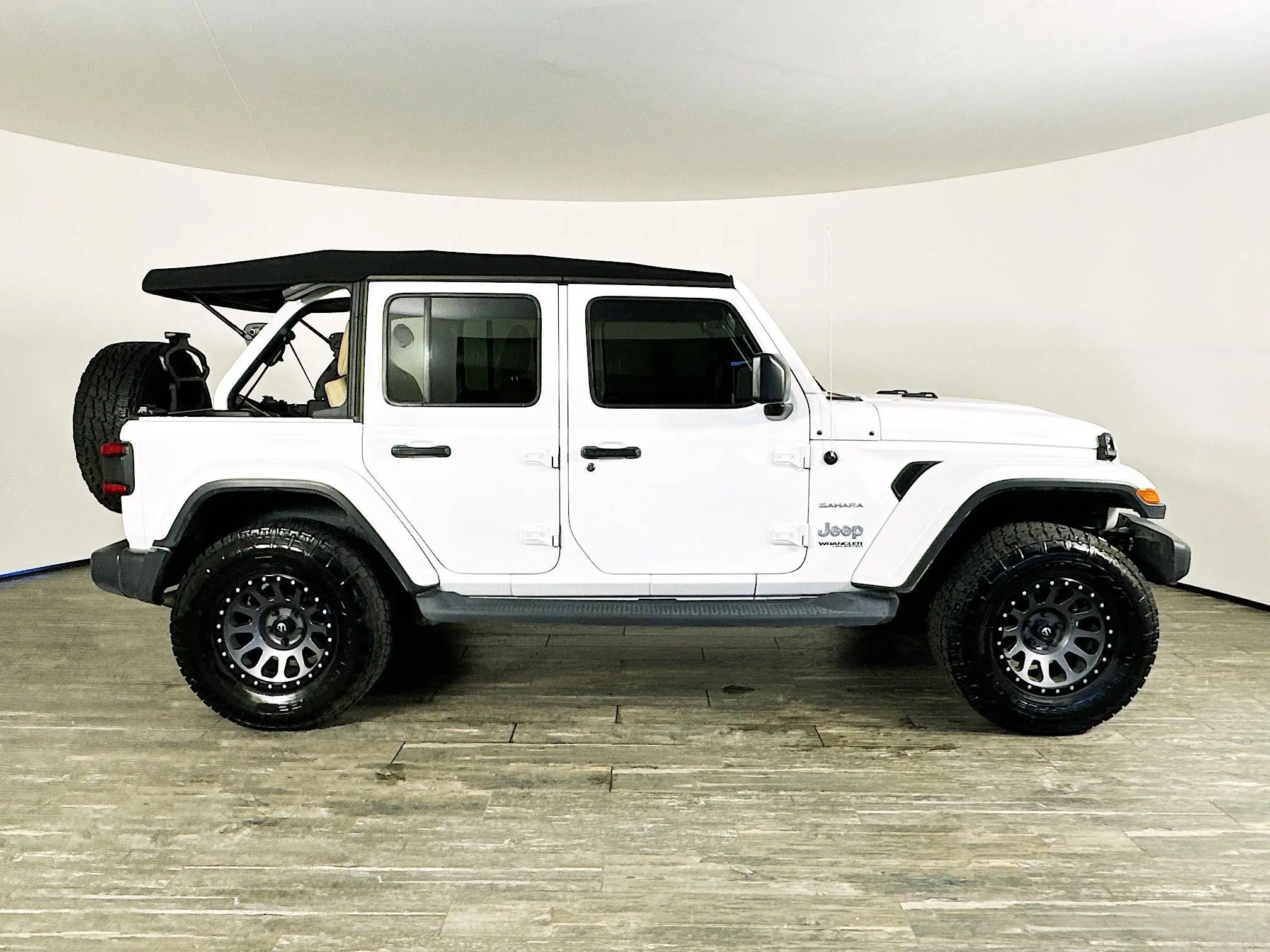 2019 Jeep Wrangler Unlimited Sahara photo 6