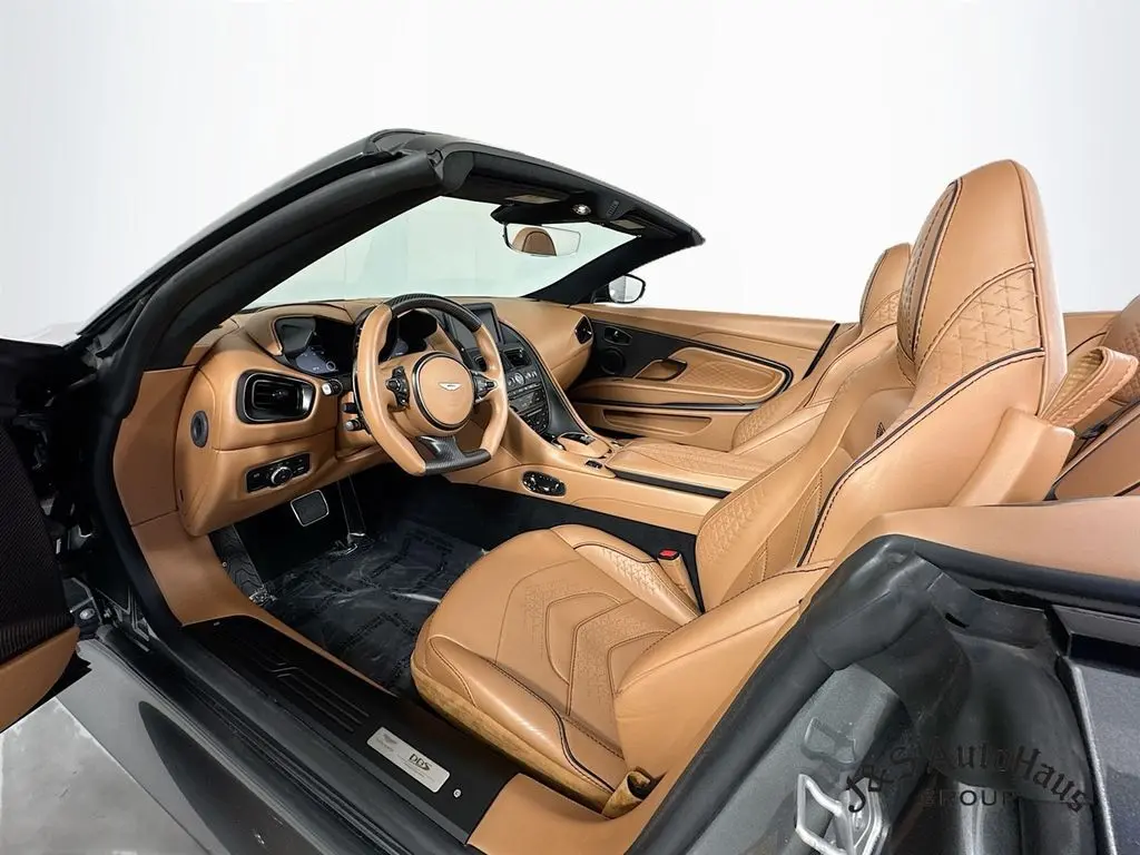 2021 Aston Martin DBS photo 10