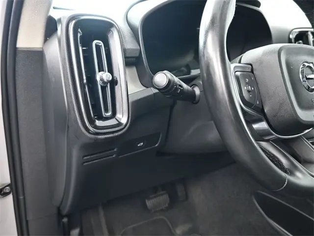 2024 Volvo XC40 Plus photo 9
