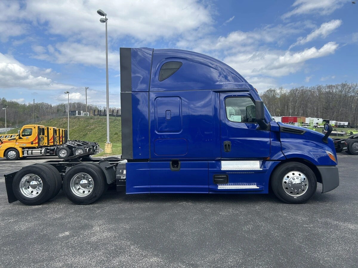 2022 Freightliner Cascadia - image 7