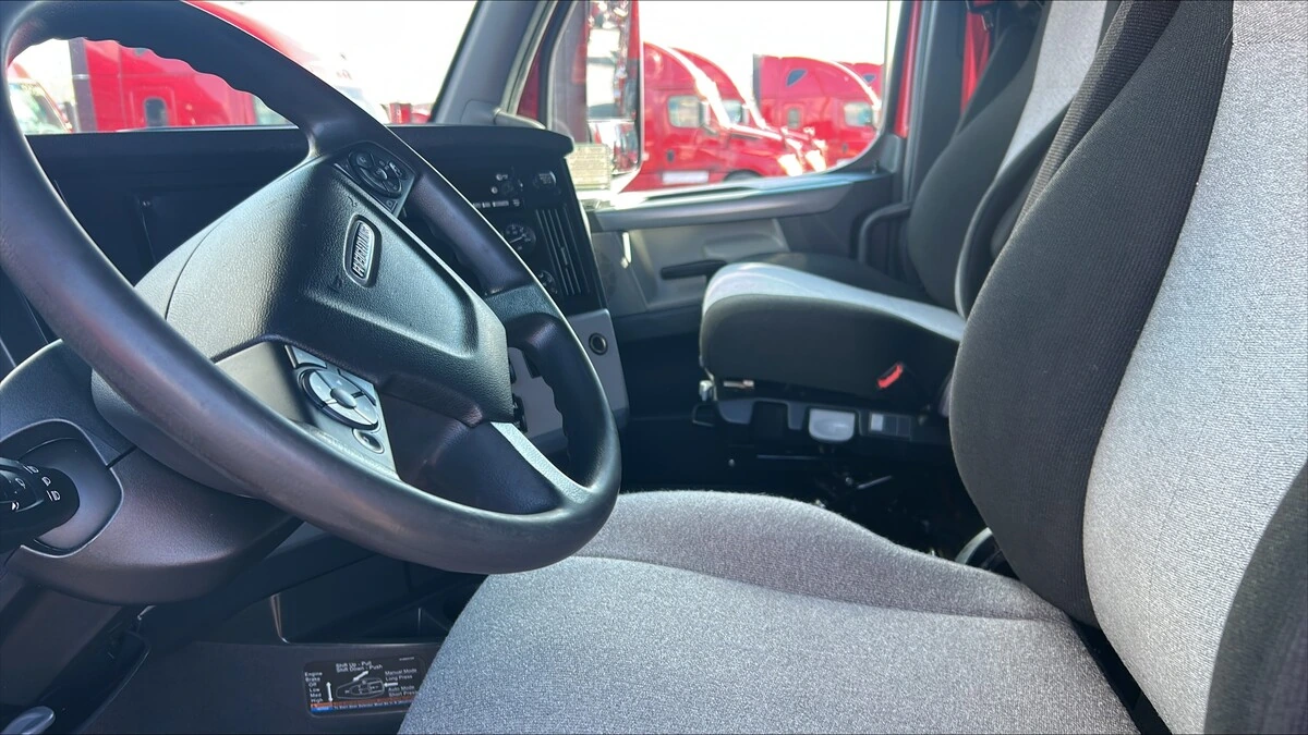 2022 Freightliner Cascadia - image 3