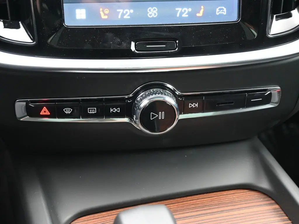 2026 Volvo - image 15