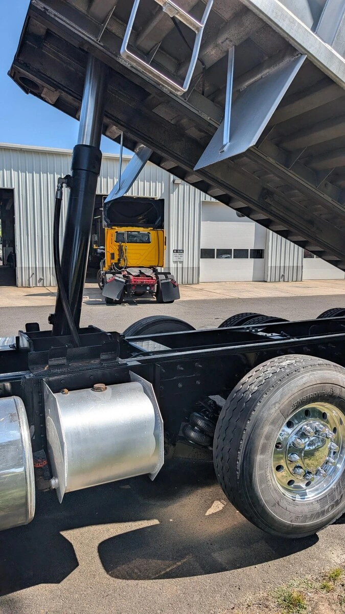 2019 International HX - image 27