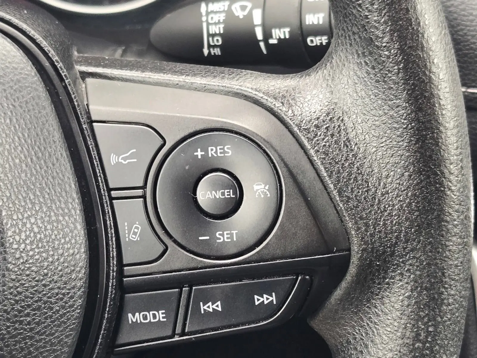2022 Toyota RAV4 XLE photo 24