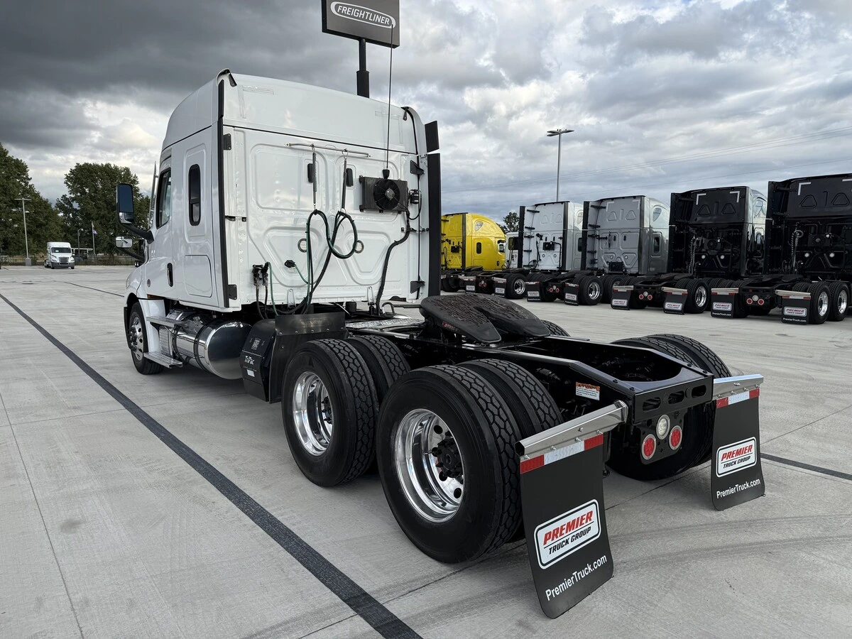 2023 Freightliner Cascadia — photo 7