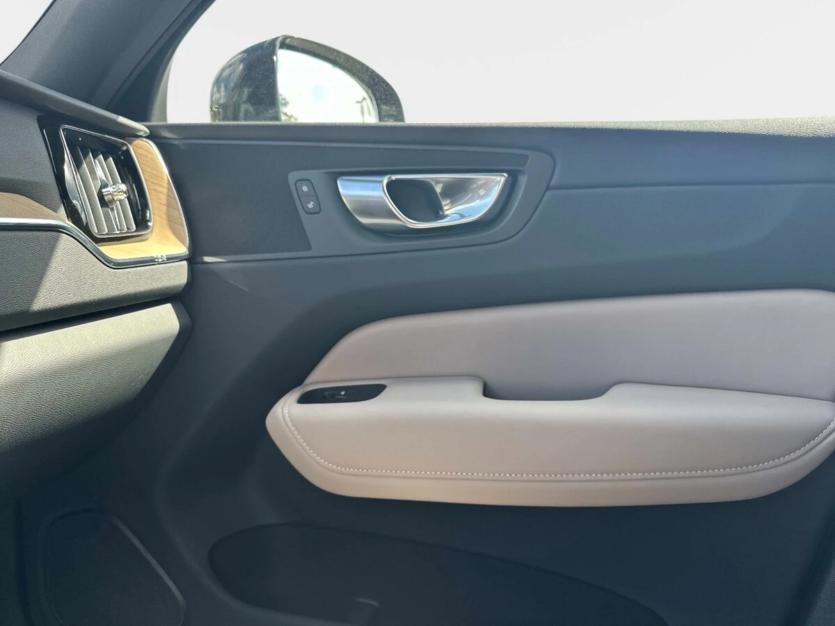 2026 Volvo - image 21