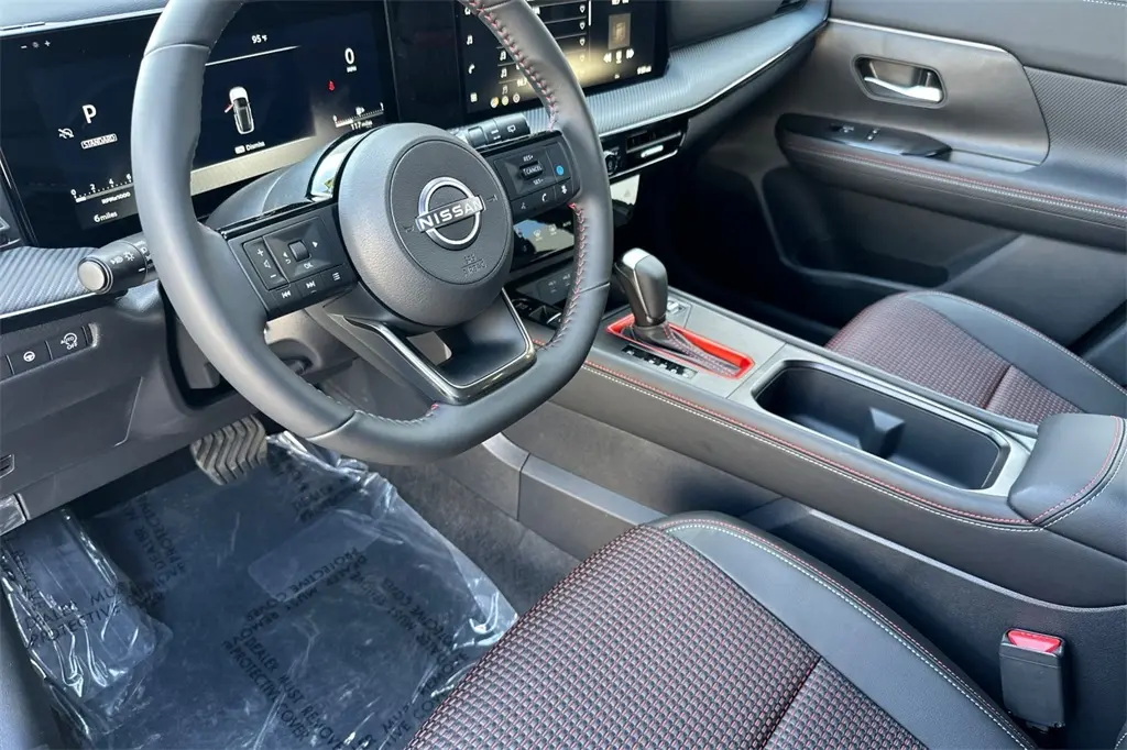 2026 Nissan Kicks SR photo 9