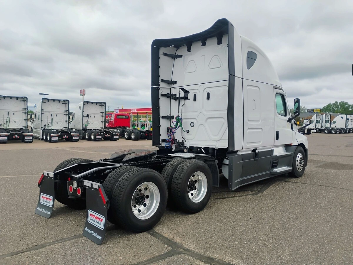 2025 Freightliner Cascadia — photo 5