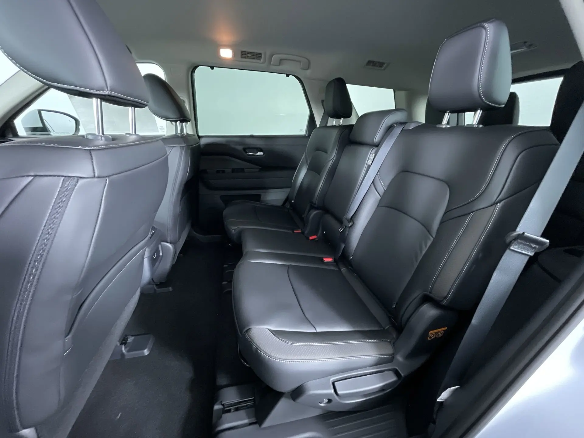 2025 Nissan Pathfinder SL photo 21
