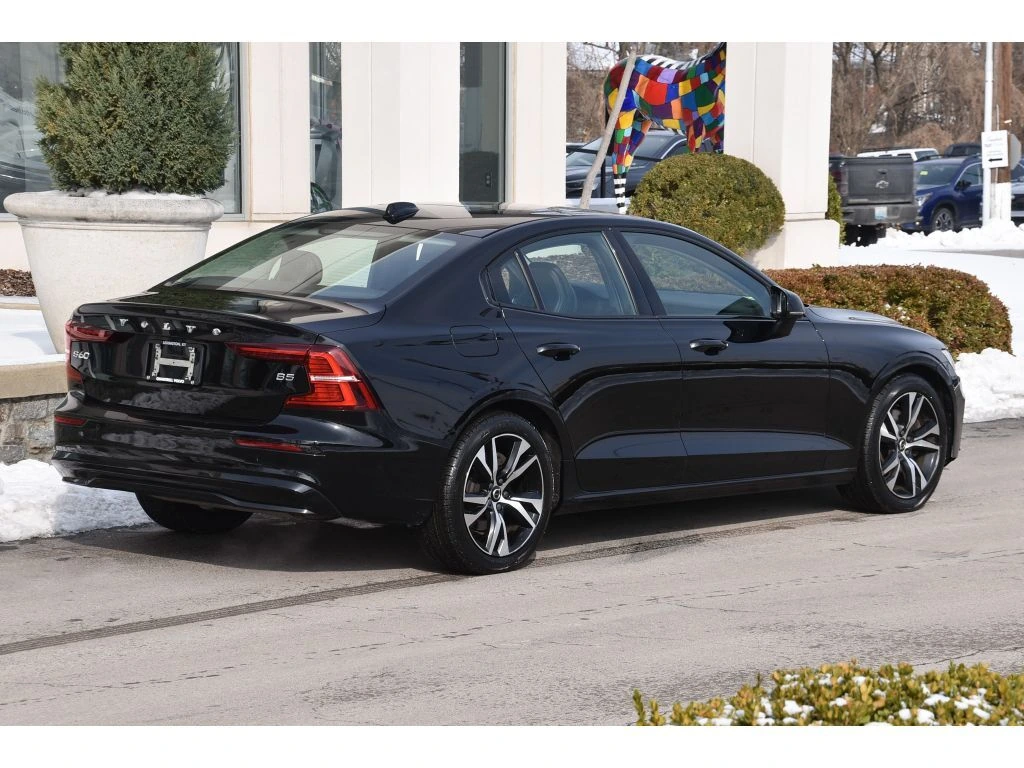 2023 Volvo - image 4